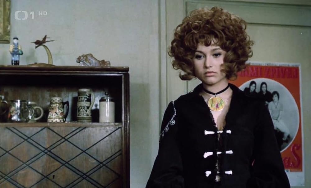 ほうきに乗った女の子の画像