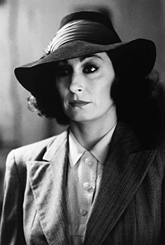 「敵、ある愛の物語」アンジェリカ・ヒューストンの画像