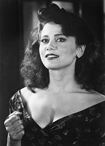 「敵、ある愛の物語」レナ・オリンの画像