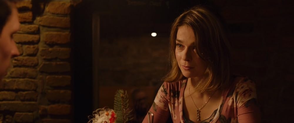 エマ 晒された裸体の画像