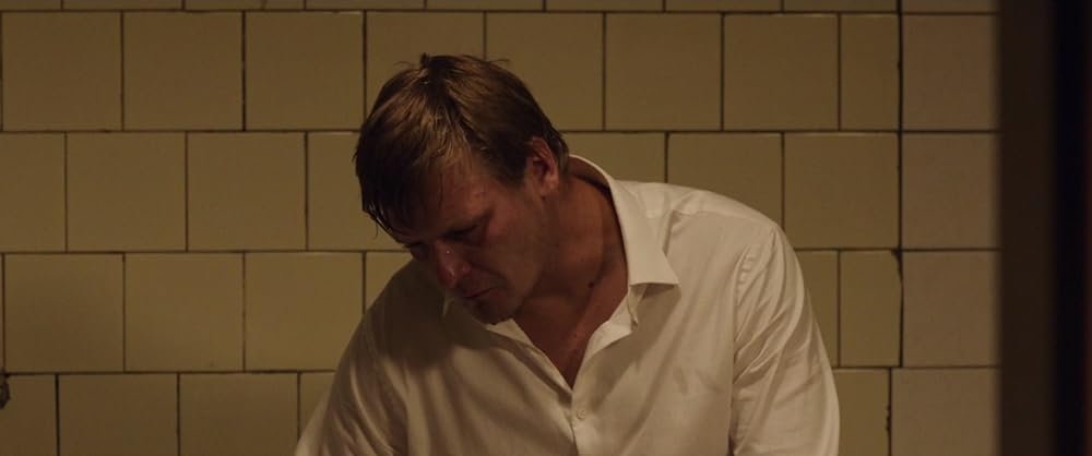 エマ 晒された裸体の画像