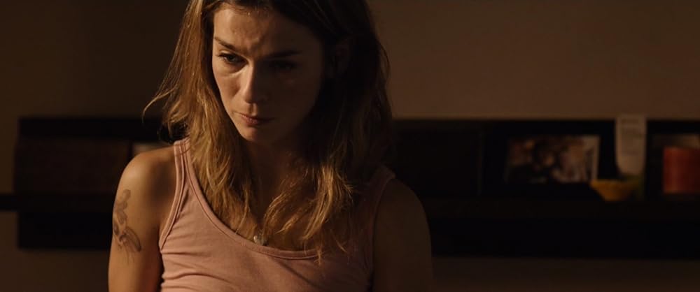 エマ 晒された裸体の画像