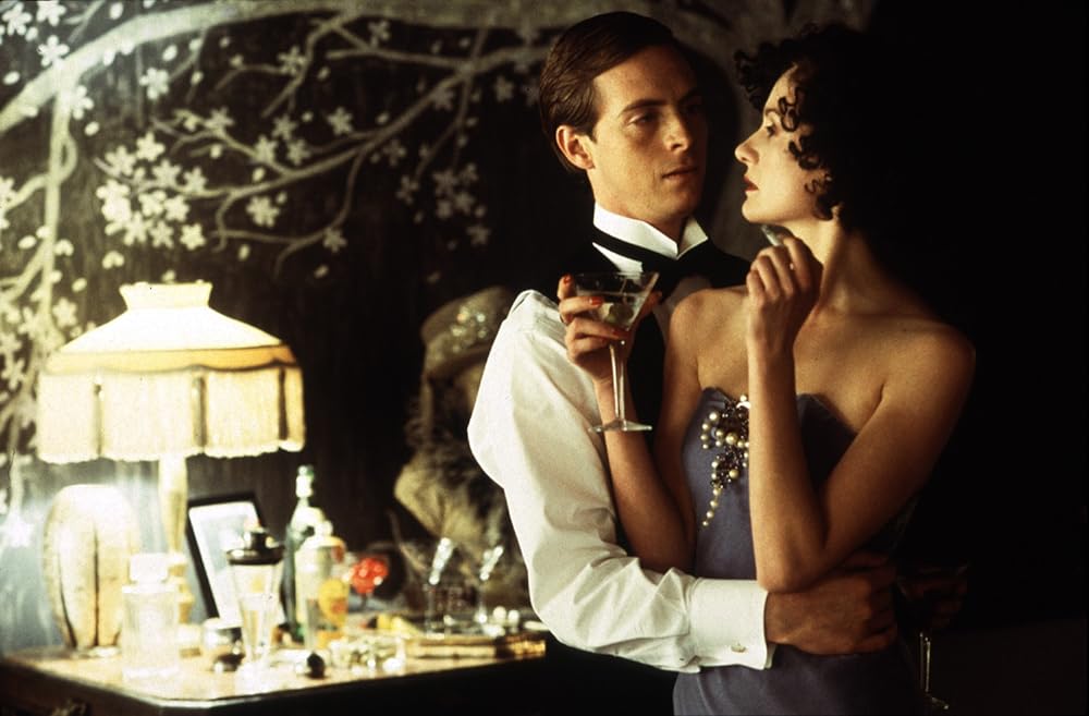 「Bright Young Things（原題）」エミリー・モーティマー & スティーブン・キャンベル・ムーアの画像