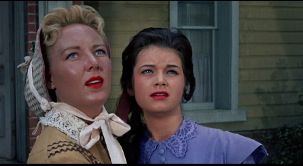 空飛ぶ戦闘艦の画像