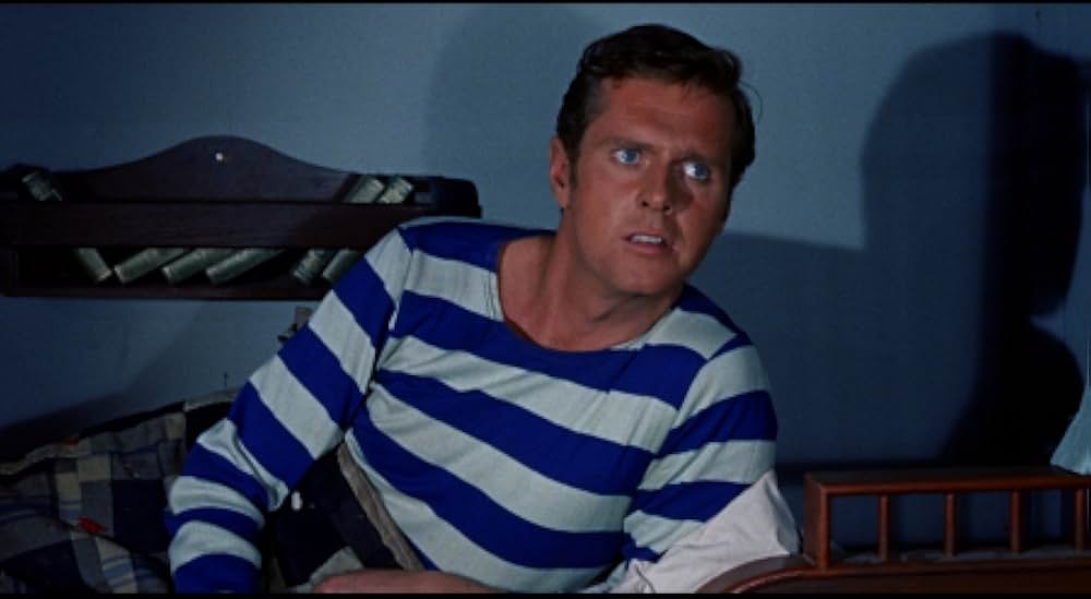 空飛ぶ戦闘艦の画像