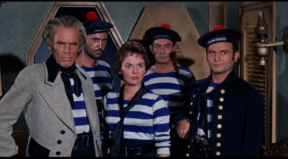 空飛ぶ戦闘艦の画像