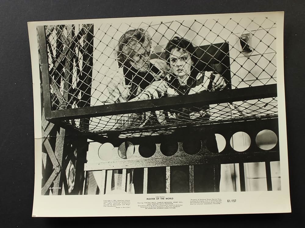 空飛ぶ戦闘艦の画像