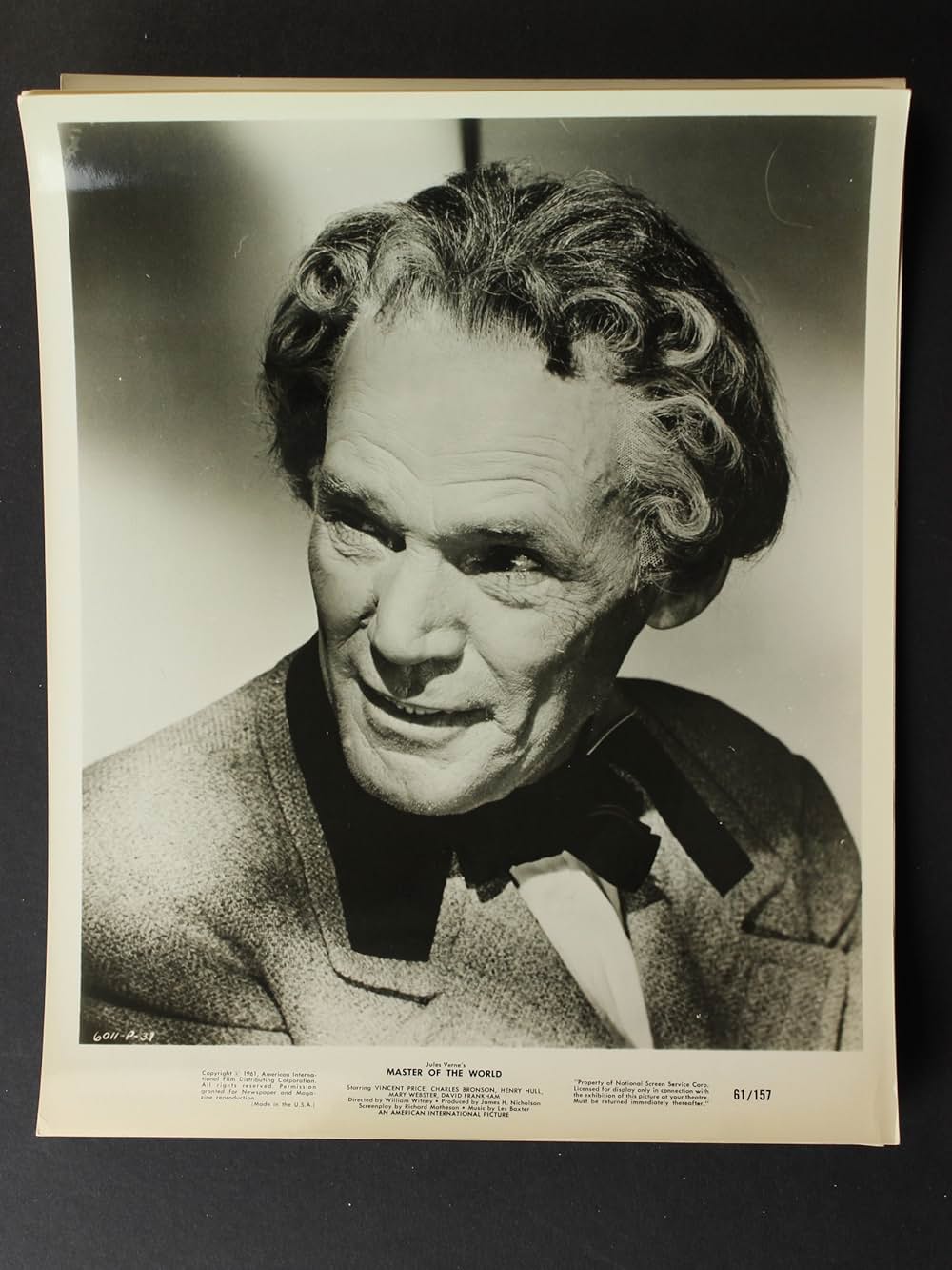 空飛ぶ戦闘艦の画像