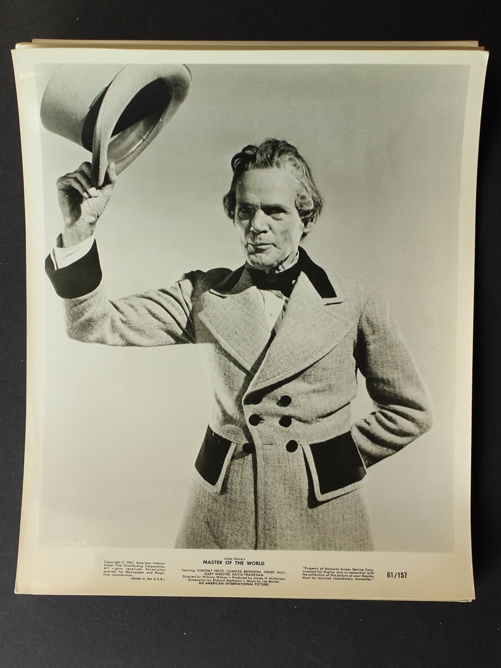 空飛ぶ戦闘艦の画像