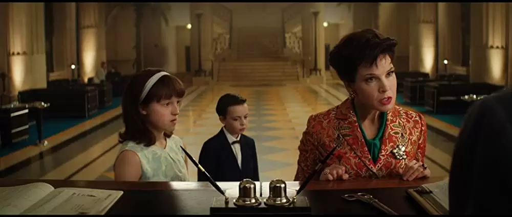 「ジュディ 虹の彼方に」レニー・ゼルウィガー & ベラ・ラムジー & Lewin Lloydの画像