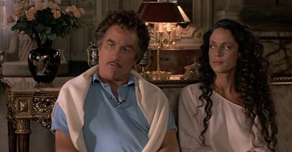 パラドールにかかる月の画像