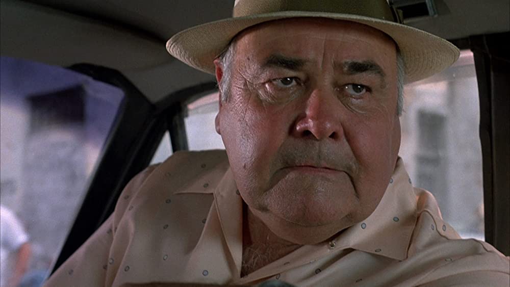 パラドールにかかる月の画像