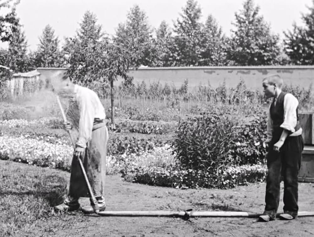 水をかけられた散水夫の画像