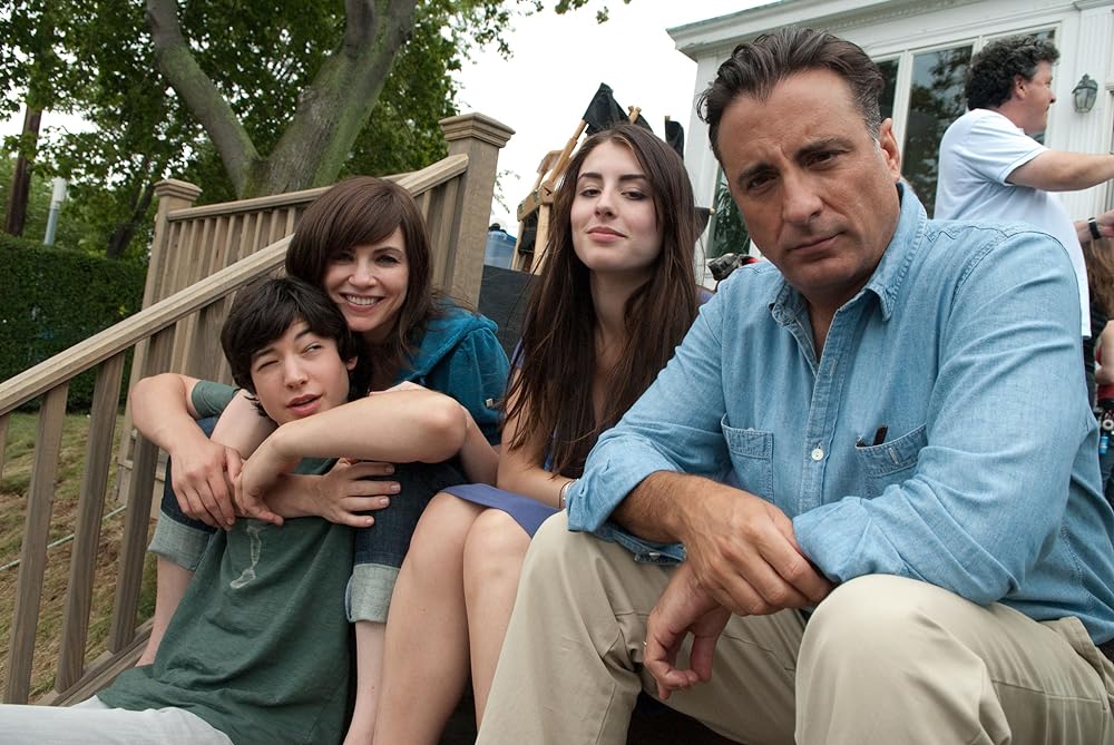 「ファミリーズ・シークレット 秘密を抱えた家族」アンディ・ガルシア & ジュリアナ・マーグリーズ & Dominik Garcia & エズラ・ミラーの画像