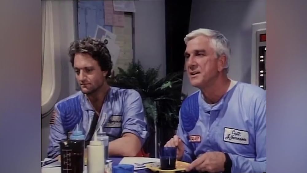 「レスリー・ニールセンの裸の宇宙銃（スペースガン）を持つ男」レスリー・ニールセン & ゲリット・グレアムの画像