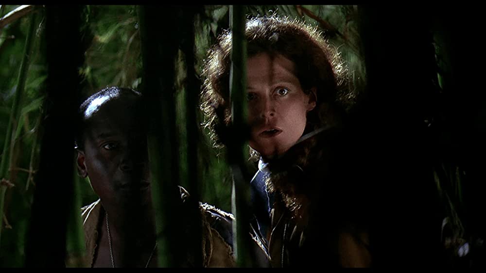 「愛は霧のかなたに」シガニー・ウィーバー & John Omirah Miluwiの画像