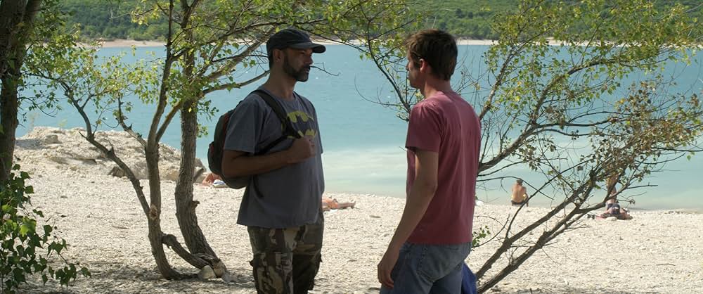 湖の見知らぬ男の画像