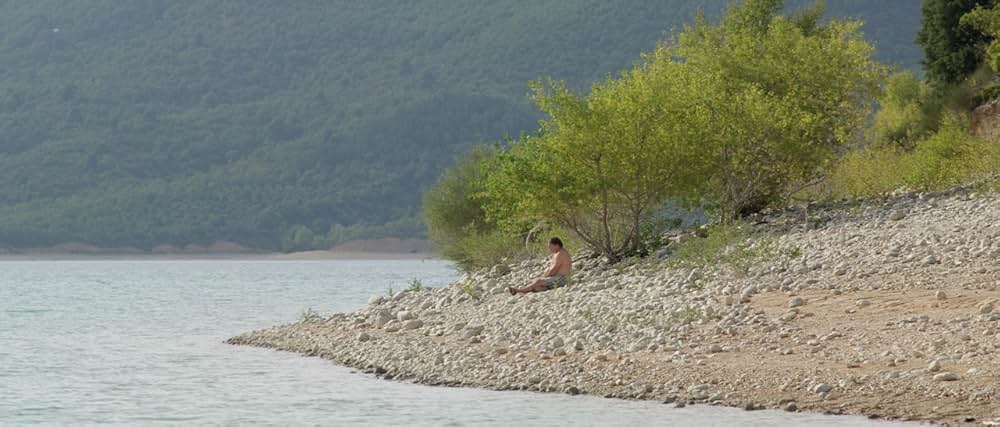 湖の見知らぬ男の画像