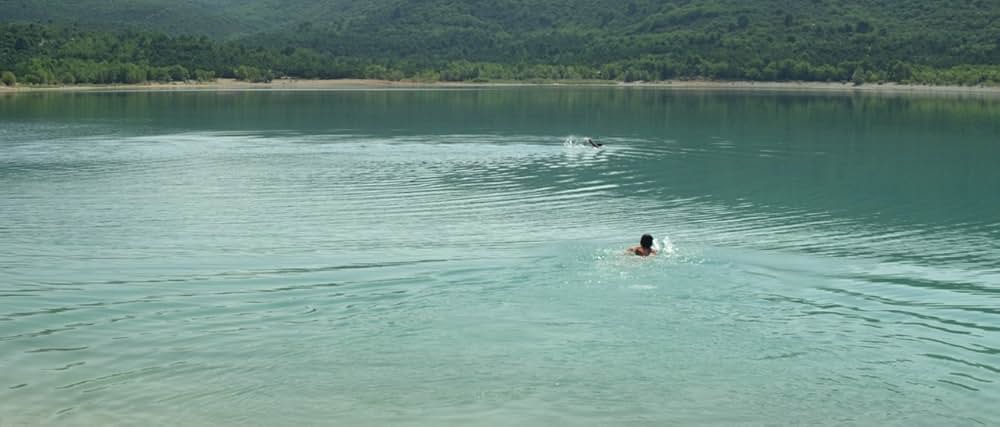 湖の見知らぬ男の画像