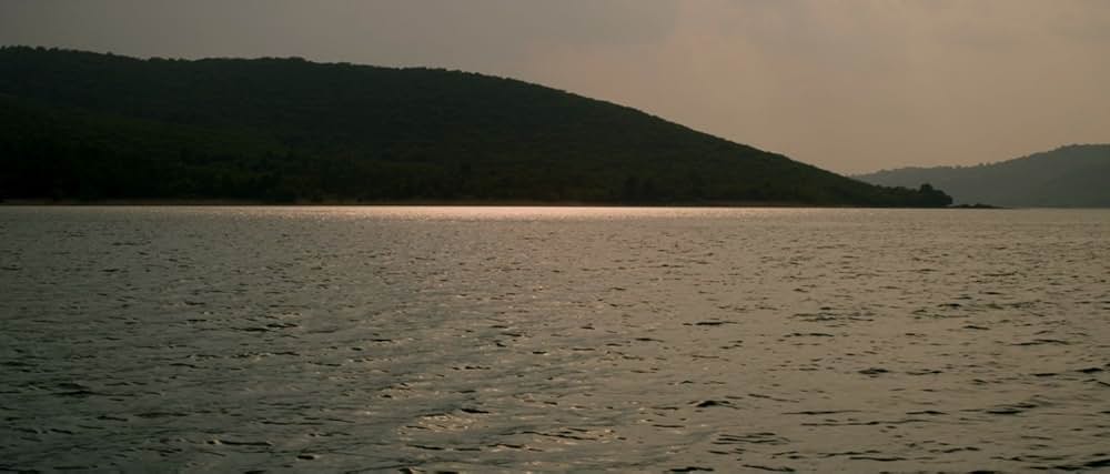 湖の見知らぬ男の画像
