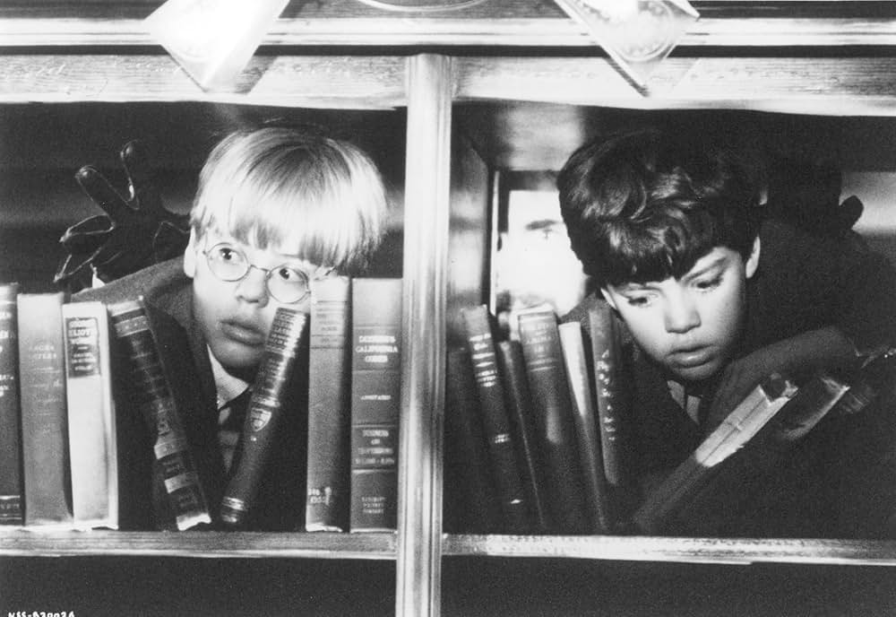 何かが道をやってくるの画像