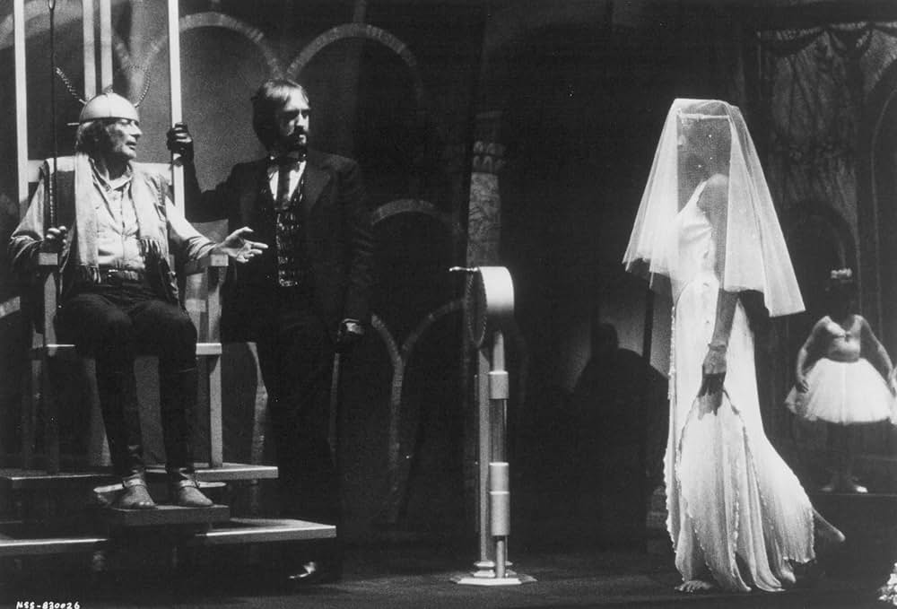 何かが道をやってくるの画像