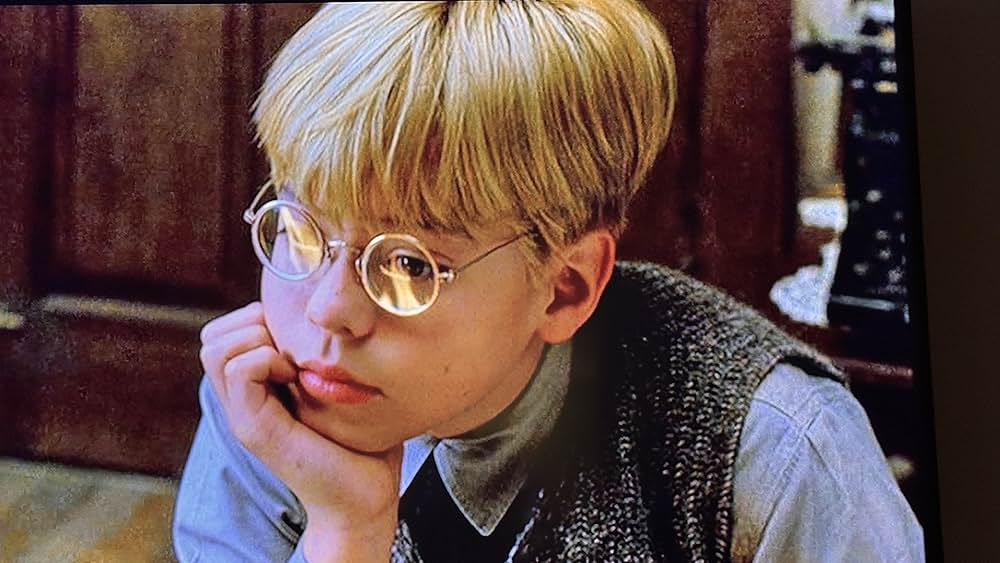 何かが道をやってくるの画像