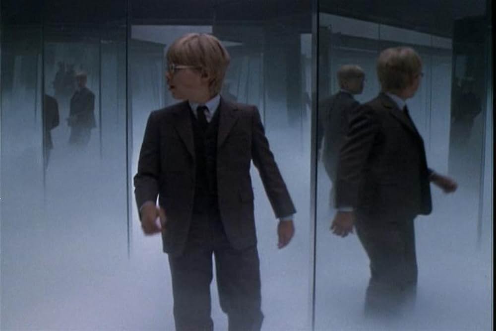 何かが道をやってくるの画像