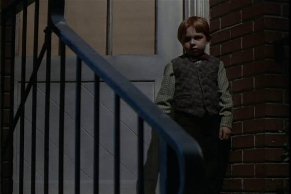 何かが道をやってくるの画像