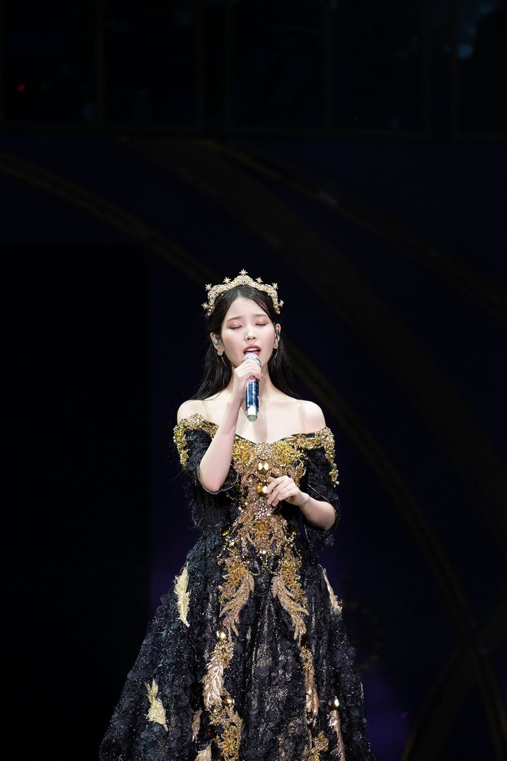 「IU CONCERT: THE GOLDEN HOUR」の画像