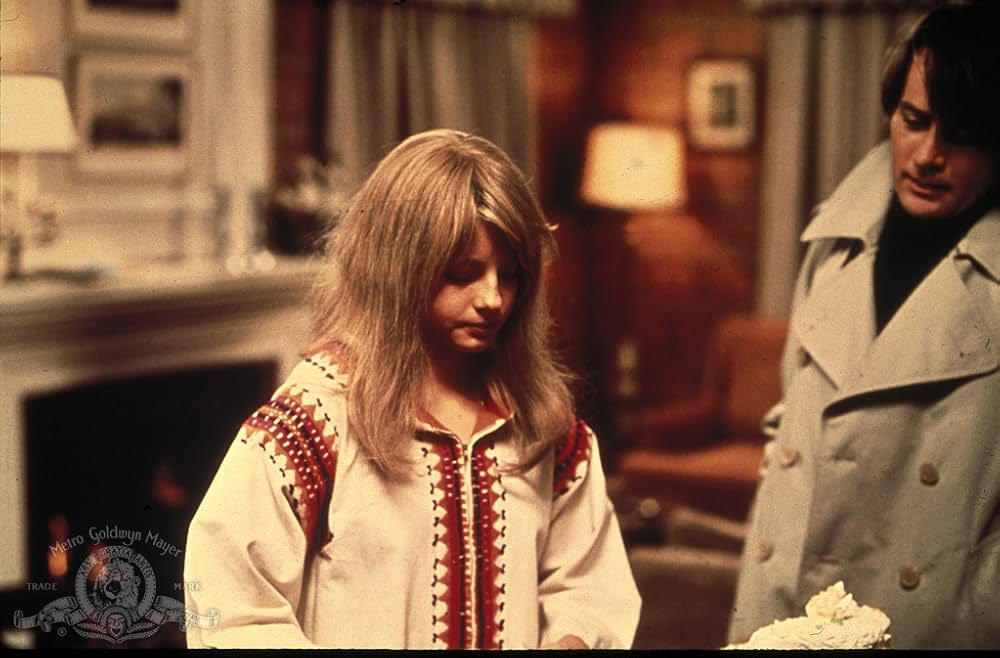 白い家の少女の画像