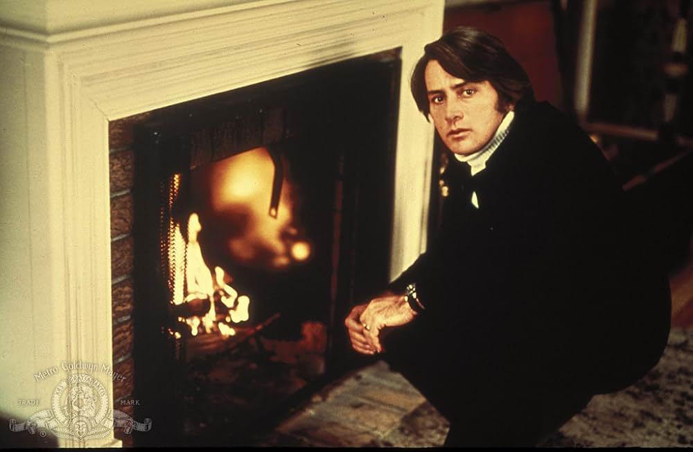 白い家の少女の画像