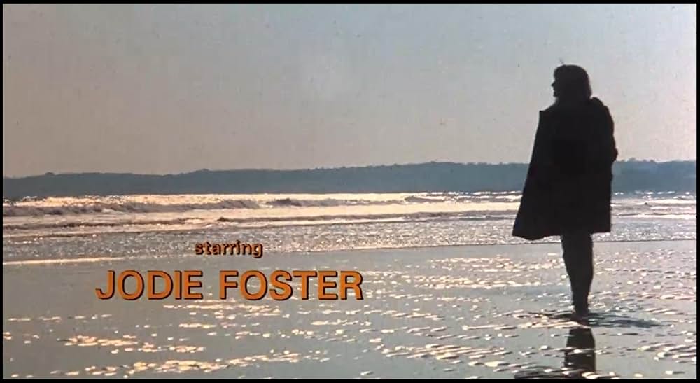 白い家の少女の画像