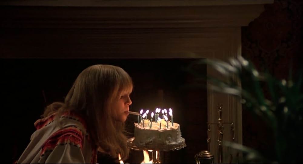 白い家の少女の画像