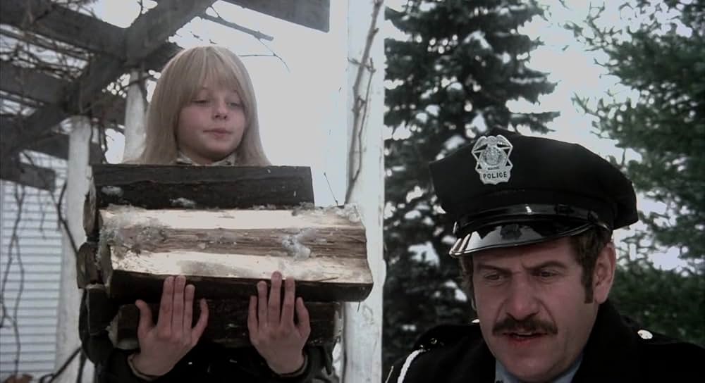 白い家の少女の画像