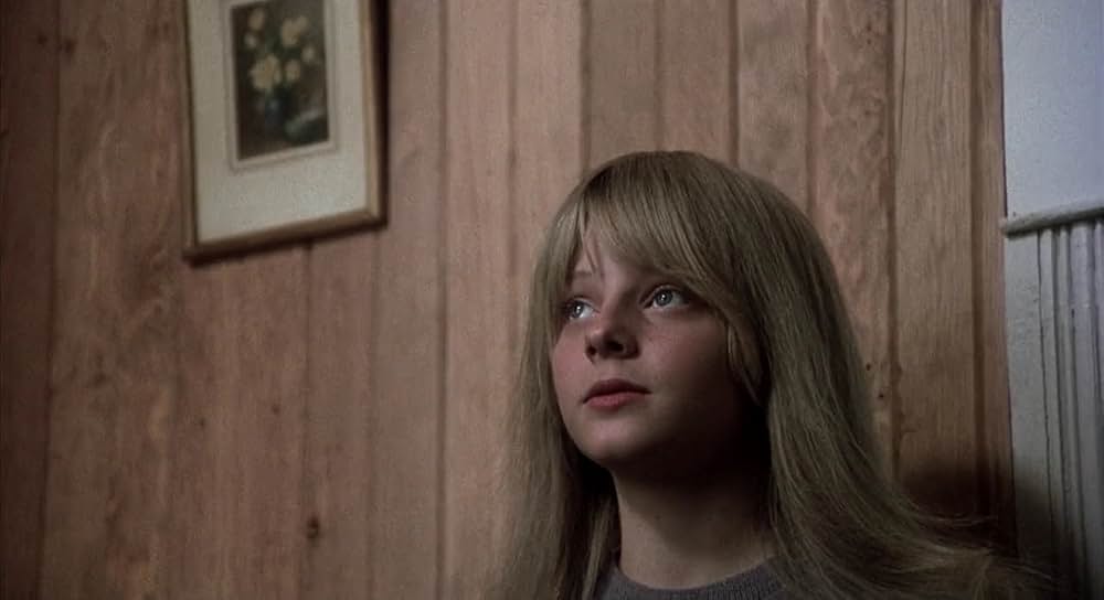 白い家の少女の画像