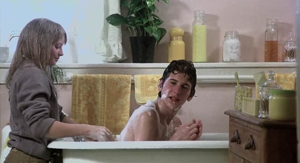 白い家の少女の画像