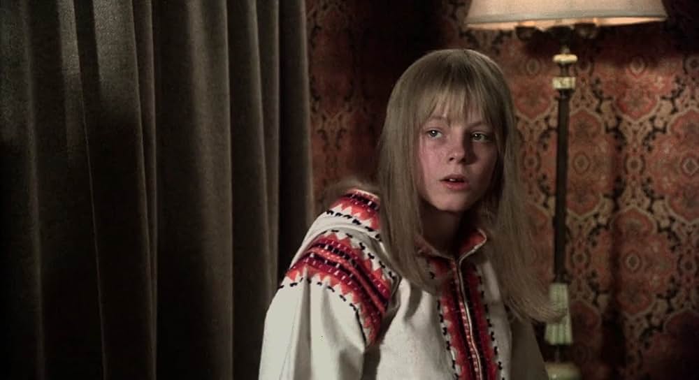 白い家の少女の画像