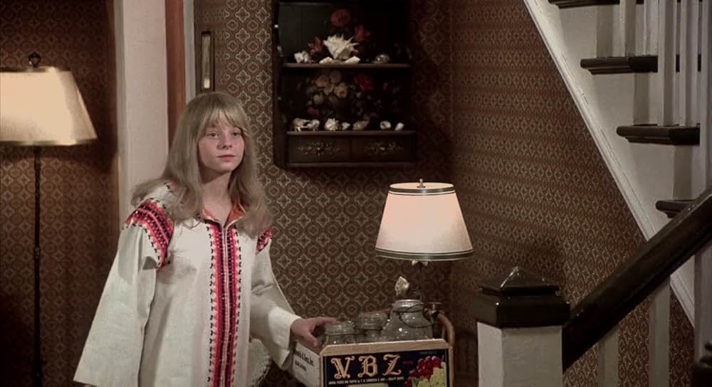 白い家の少女の画像