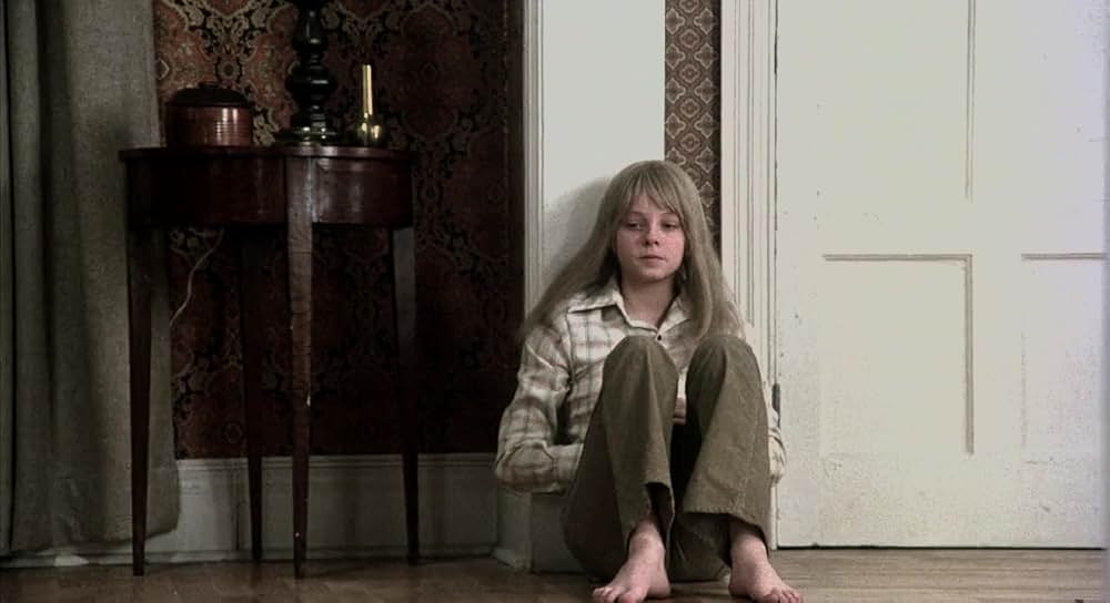 白い家の少女の画像