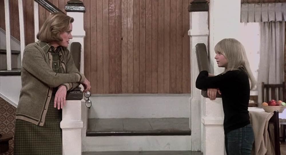 白い家の少女の画像