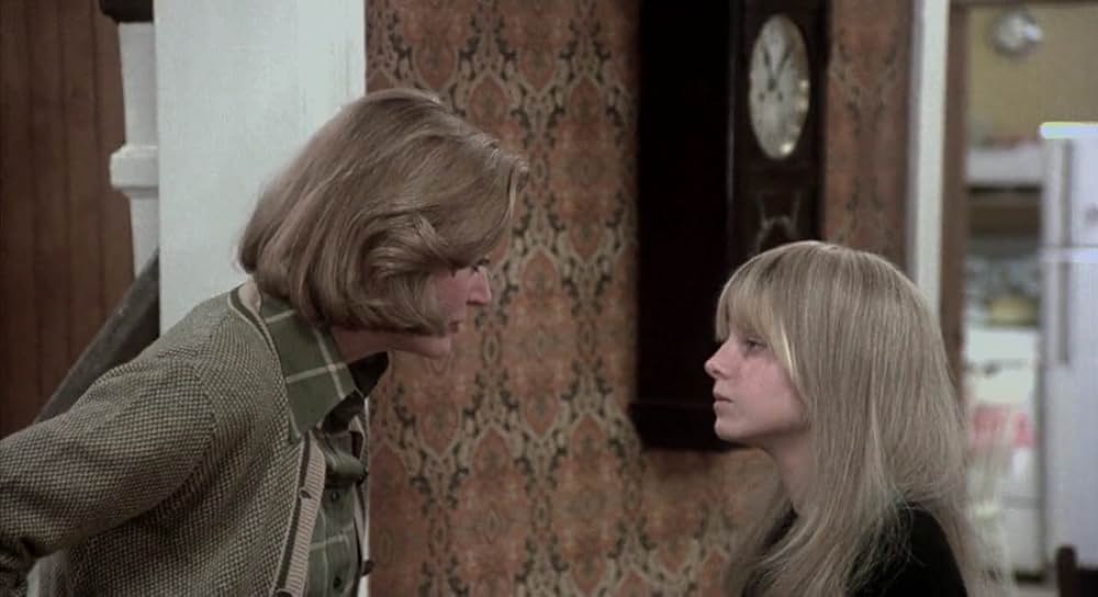 白い家の少女の画像