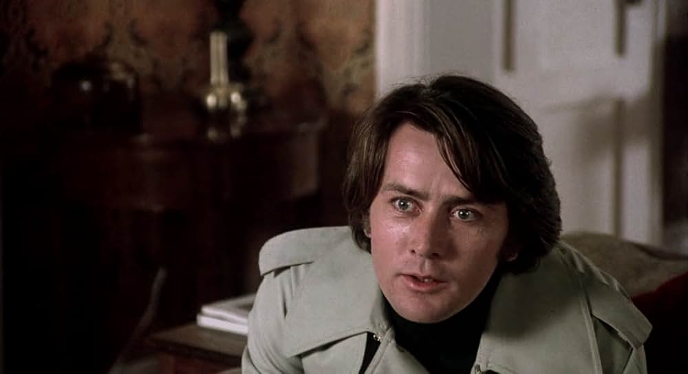 白い家の少女の画像