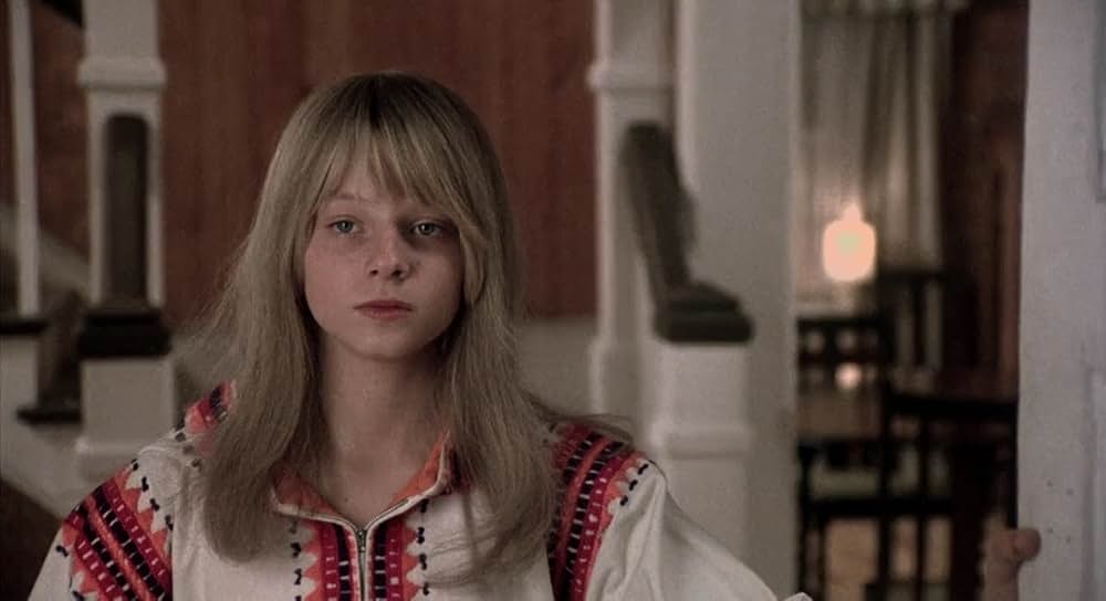 白い家の少女の画像