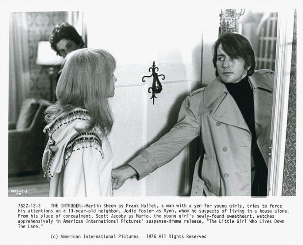 白い家の少女の画像