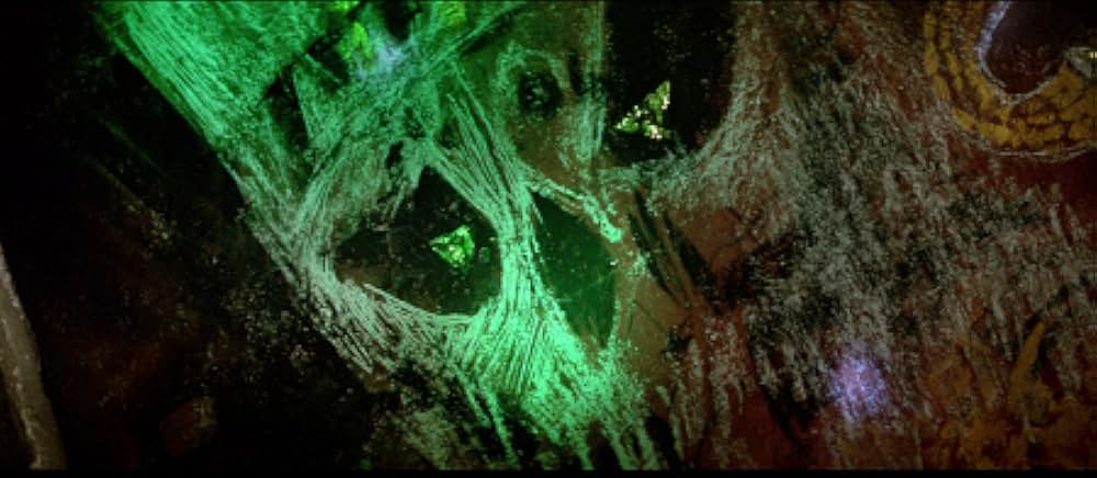 襲い狂う呪いの画像