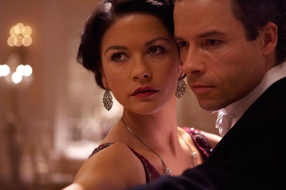 「奇術師フーディーニ 〜妖しき幻想〜」ガイ・ピアース & キャサリン・ゼタ＝ジョーンズの画像