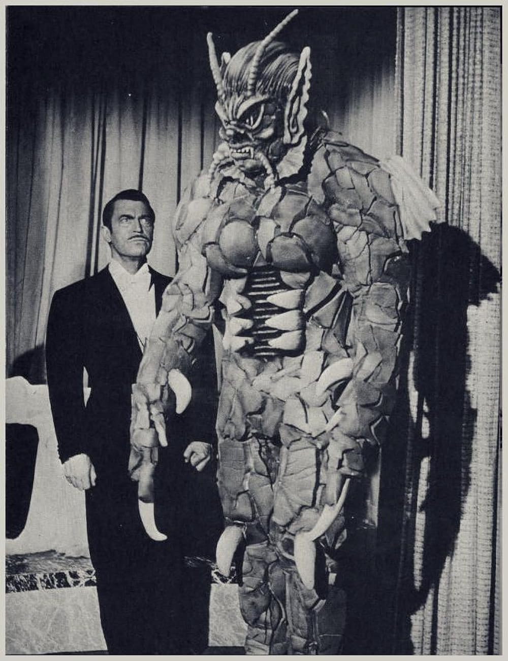 「海獣の霊を呼ぶ女／怪物の女性」チェスター・モリスの画像