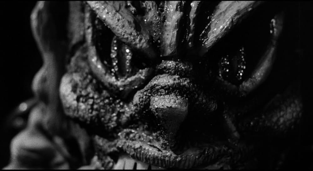 海獣の霊を呼ぶ女／怪物の女性の画像