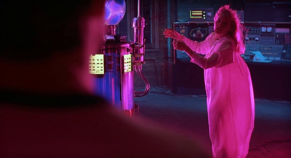 「フロム・ビヨンド」バーバラ・クランプトンの画像